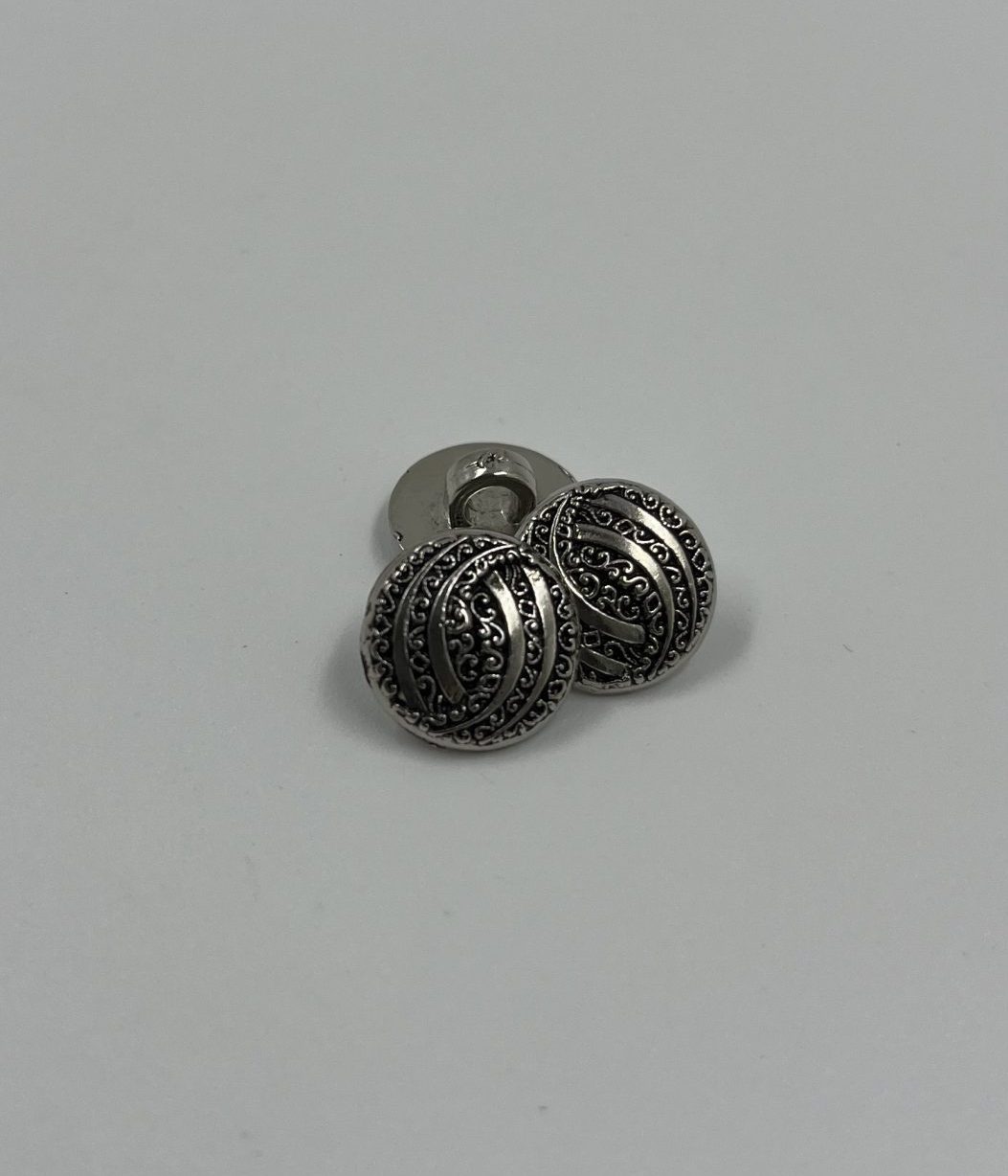Metal effect button with intricate lattice motif